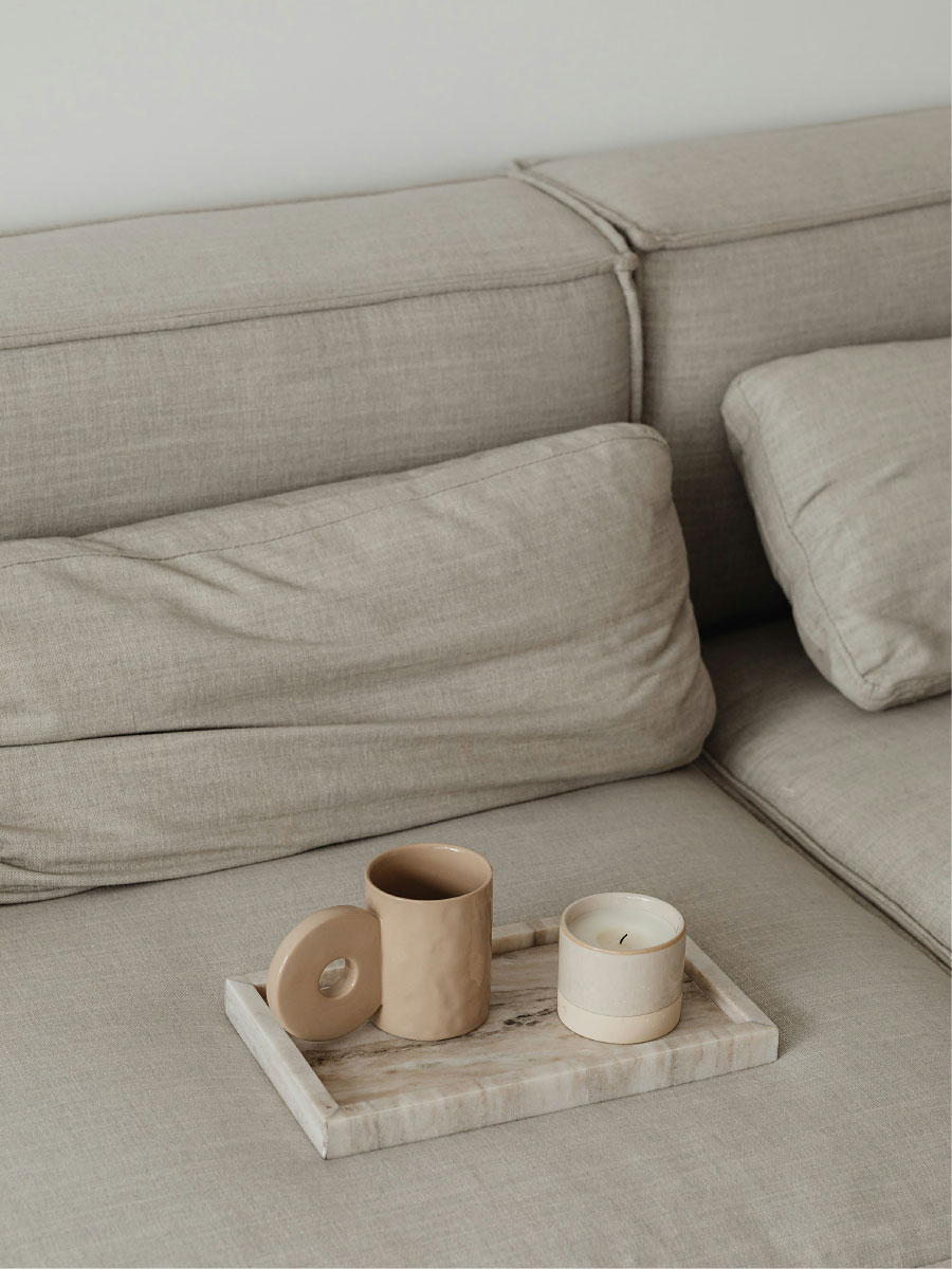 Sofa mit Tasse und Kerze