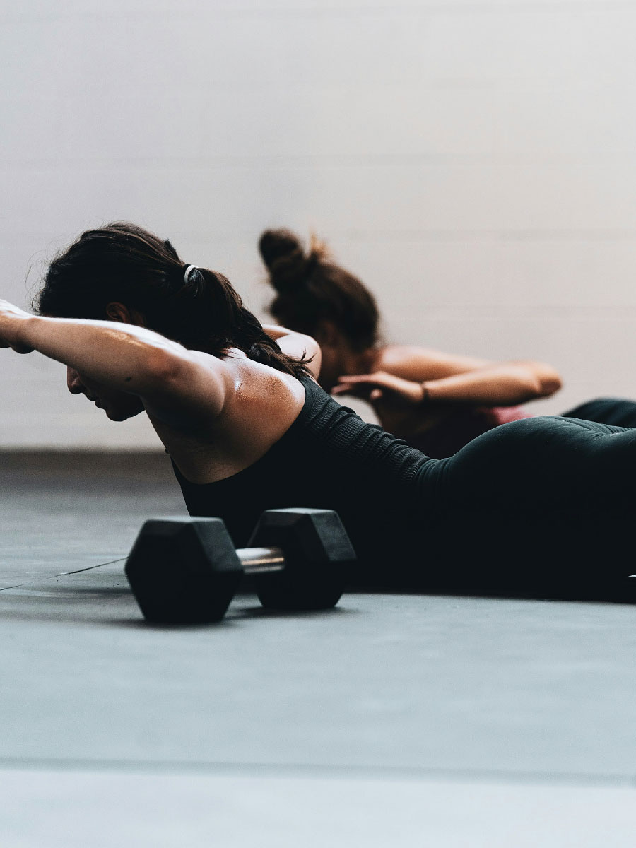 Bewegung aktiviert gesundheitsfördernde Gene Frau beim Rückentraining