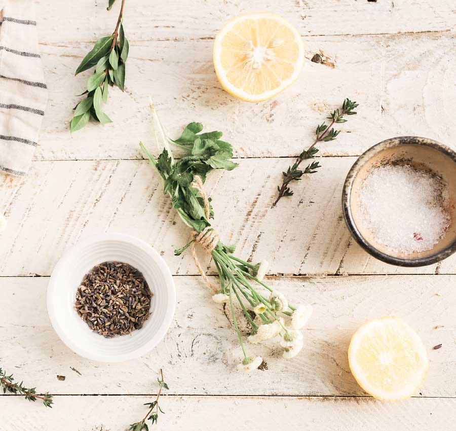 Kräuter, Zitronen und gesunde Gewürze auf Holzuntergrund – Ernährung für ein gesundes Leben