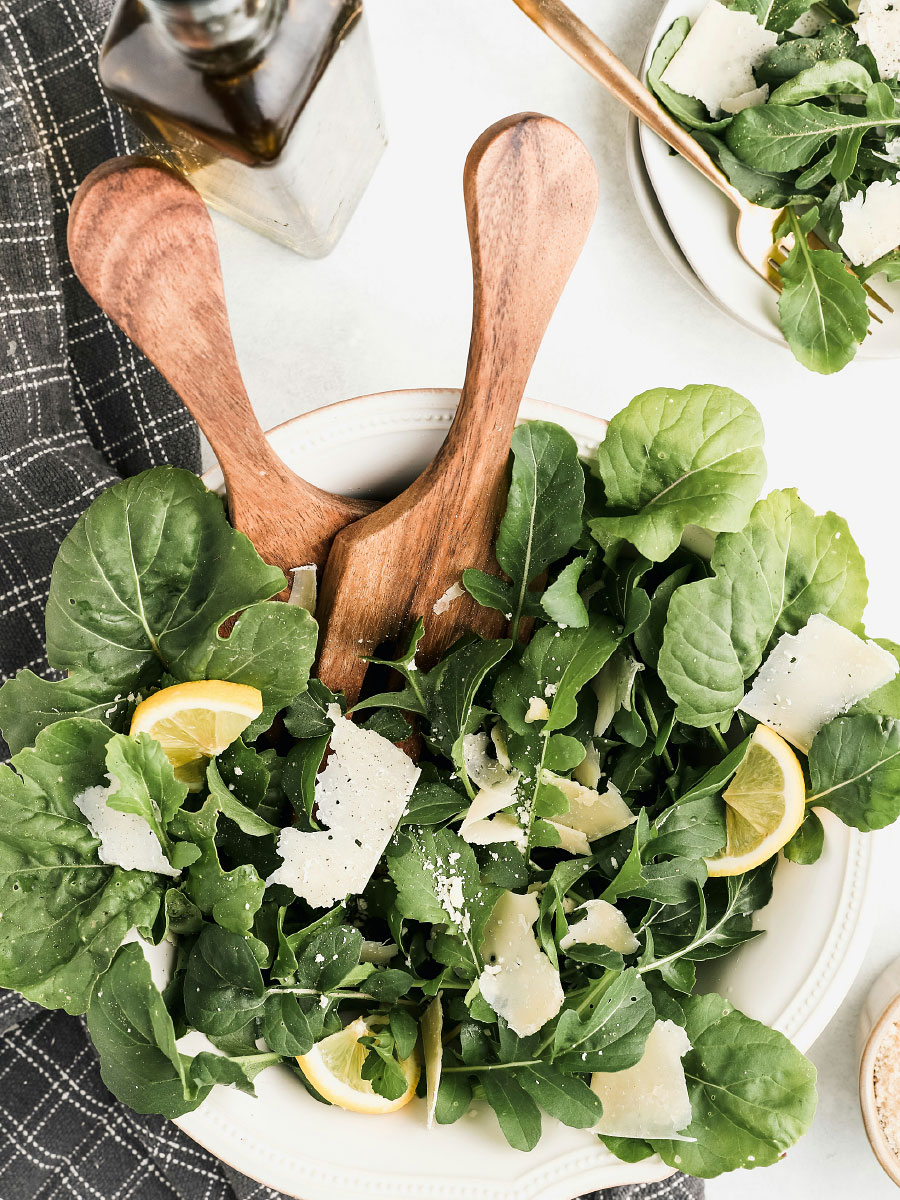Gesunde Ernährung fördert die Langlebigkeit Schüssel mit grünem und frischen Salat