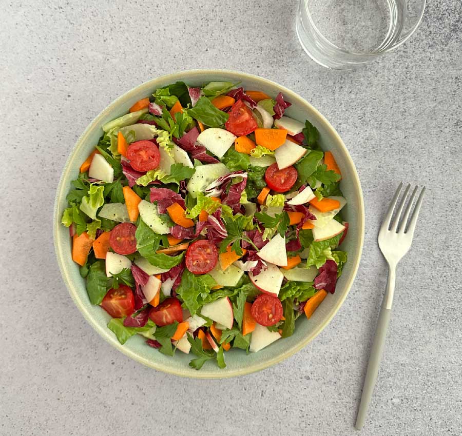 Scheinfasten-Rezept: Bunter Salat Ein Teller mit frischem Salat nach einem von Petra Tödt entwickelten Scheinfastenrezept.