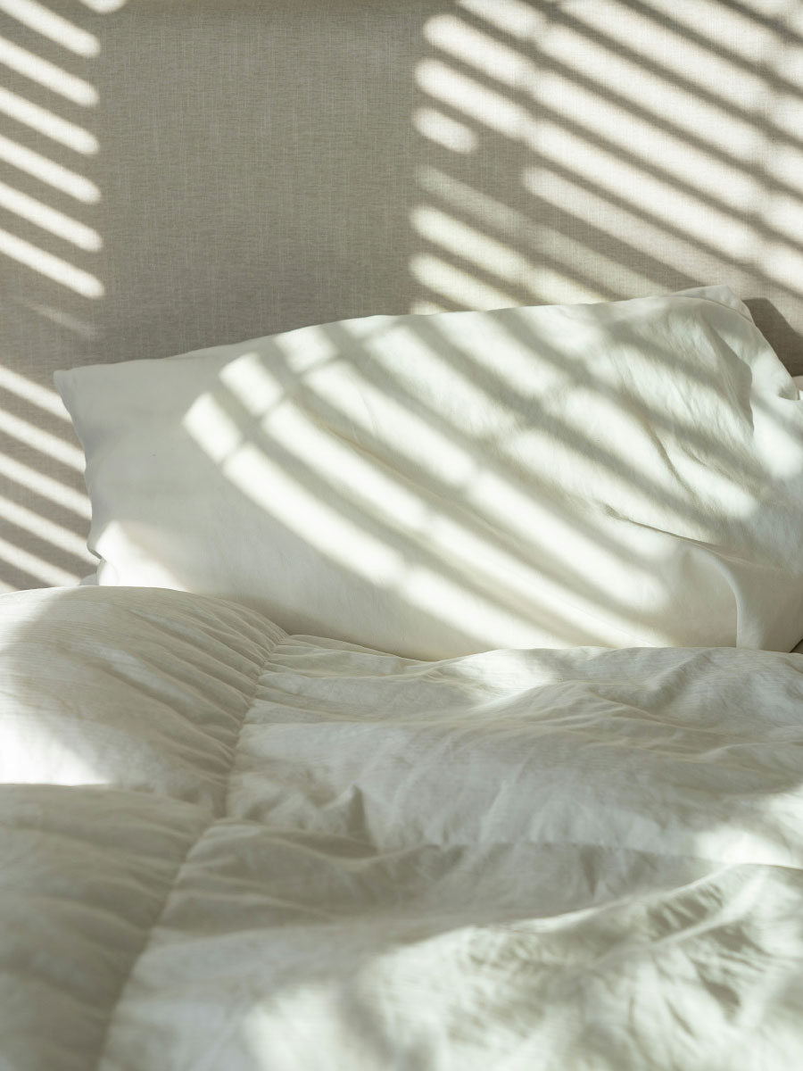 Schlaf dich jung! Bett im Sonnenlicht am Morgen