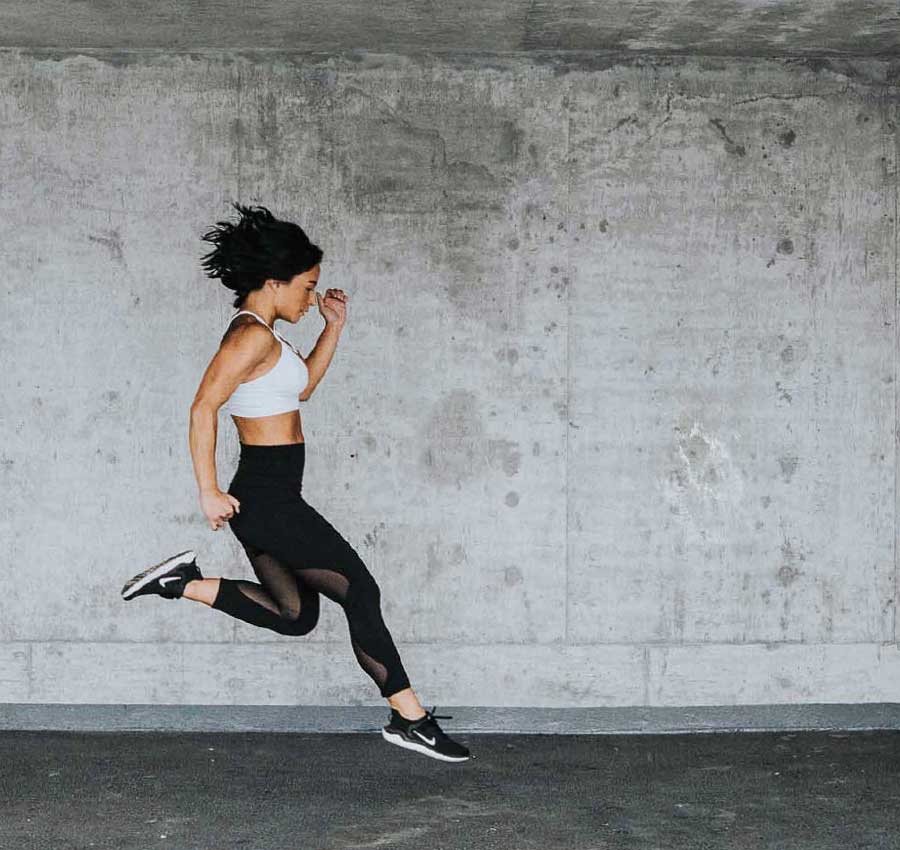 Gesunder Lebensstil: Fitness und Bewegung Aktive Frau in Sportkleidung – Bewegung und Fitness für einen gesunden Lebensstil