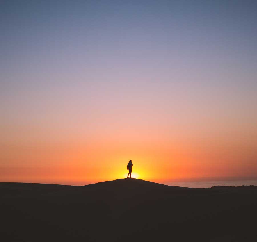 Epigenetik und Lebensstil: Einfluss auf die Gene Epigenetik: Sonnenaufgang und Mensch als Silhouette – wie der Lebensstil die Genaktivität beeinflusst