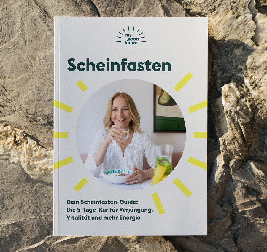 Dein Scheinfasten-Guide für die Kur Ein Glas Wasser, ein typisches Getränk während der Scheinfastenkur, das den Körper hydratisiert.