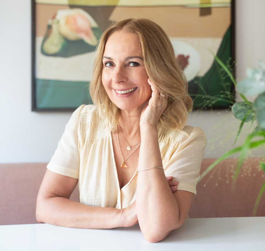 petra-toedt-webinar Petra sitzt am Tisch